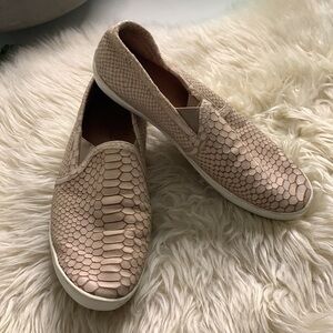 Joie slip on sneaker textured reptile skin print cream 37.5 women’s